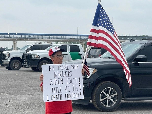 A member of the local community came out on Monday to show support for the Texas National Guardsmen as they process the death of SPC Evans. (Texas National Guardsmen and local residents began a makeshift memorial for SPC Bishop Evans following the finding of his remains on Monday. (Randy Clark/Breitbart Texas)