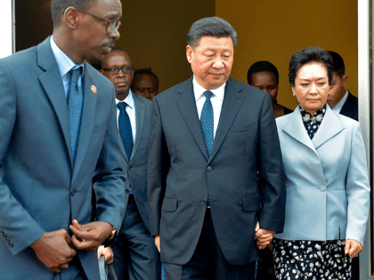 Chinese President Xi Jinping (C) and his wife Peng Liyuan (R) arrive at the Kigali Genocid