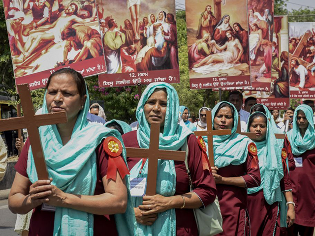Christian devotees take part in a Good Friday procession in Amritsar on April 15, 2022. (P