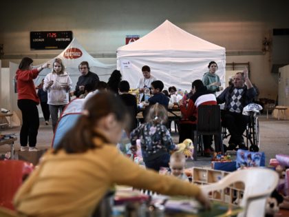 Ukrainian refugees rest in a public gymnasium in Bordeaux, southwestern France, on April 21, 2022, after traveling from Moldova to BordeauxMerignac Airport. - A first charter with 71 Ukrainian refugees on board landed in Bordeaux from Moldova, a country bordering Ukraine that Paris has pledged to help by transferring 2,500 …