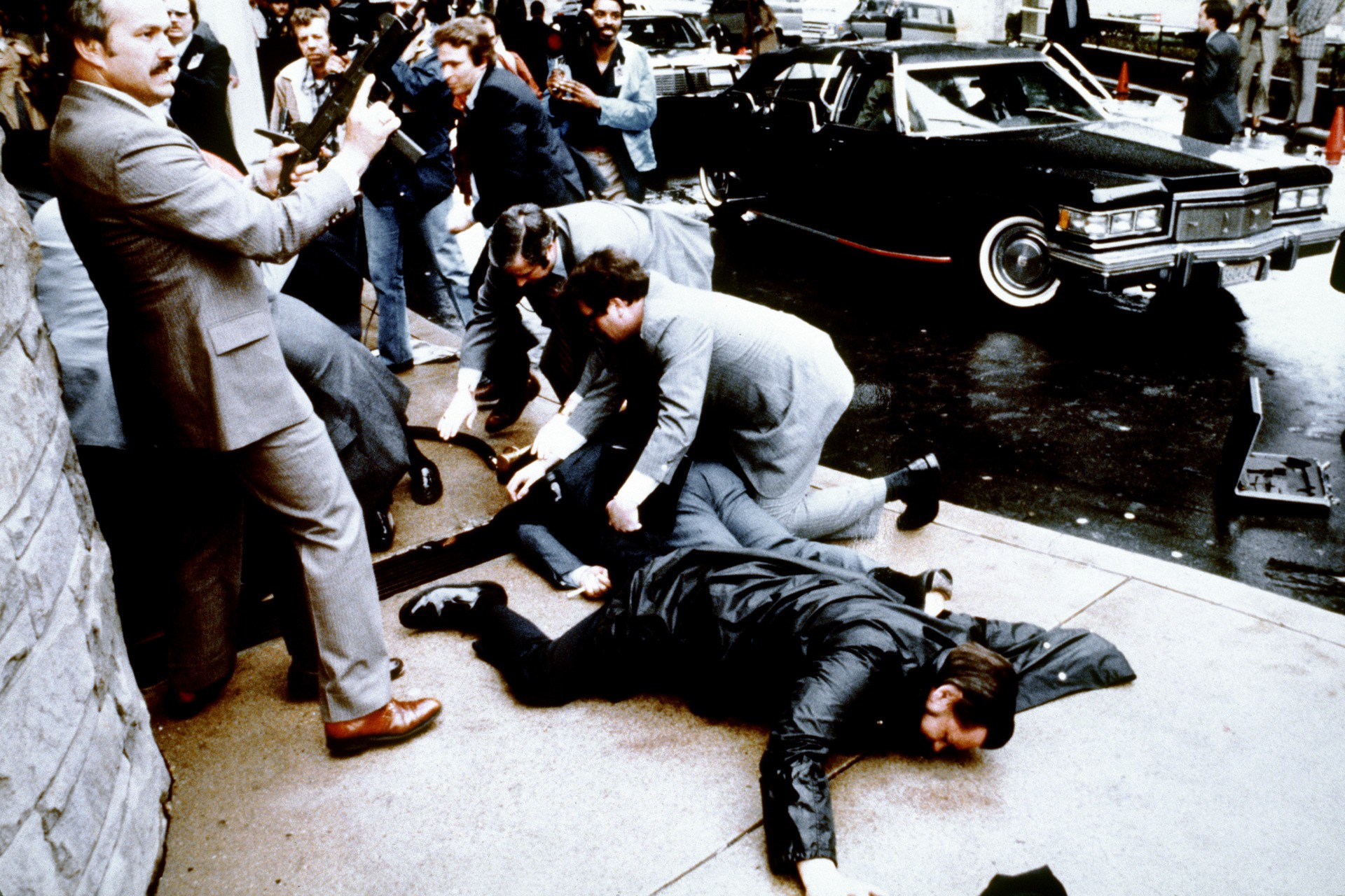 Покушение на рейгана. Покушение на Рональда Рейгана 1981. Джон Хинкли покушение на Рейгана.