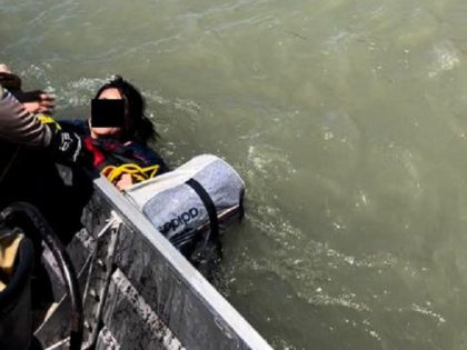 Eagle Pass Marine Unit agents rescue a migrant woman and 11 others who were swept away by the currents of the Rio Grande. (U.S. Border Patrol/Eagle Pass Station)
