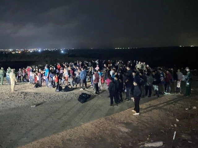500 Migrants in 3 Large Groups Apprehended near Border in Texas - Vimarsana News