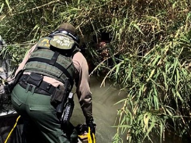 An Eagle Pass River Unit agents rescues a migrant swept downstream while illegally crossing Rio Grande from Mexico. (File Photo: U.S. Border Patrol/Del Rio Sector)