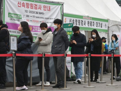 People wait in line to be tested for the Covid-19 coronavirus at a virus testing centre in Seoul on March 17, 2022, after South Korea's daily infections rose sharply to hit a new high of over 600,000. (Photo by Jung Yeon-je / AFP) (Photo by JUNG YEON-JE/AFP via Getty Images)