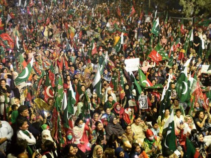 Supporters of Pakistan Tehreek-e-Insaf (PTI) party of dismissed Pakistan's prime minister Imran Khan, gather in a rally in his support in Karachi on April 10, 2022. - Imran Khan was dismissed as Pakistan's prime minister after losing a no-confidence vote, paving the way for an unlikely opposition alliance that faces …