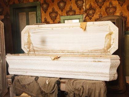 casket (David Marvin Phelps / Flickr / CC / Cropped)