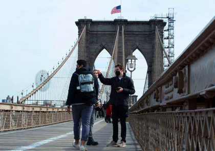 Local residents visit the Brooklyn Bridge in New York City on February 26, 2021. - A year after the beginning of the pandemic, tourists, especially foreigners, have yet to return to New York; in the meantime, many New Yorkers are taking the opportunity to discover, or rediscover, the city's emblematic …