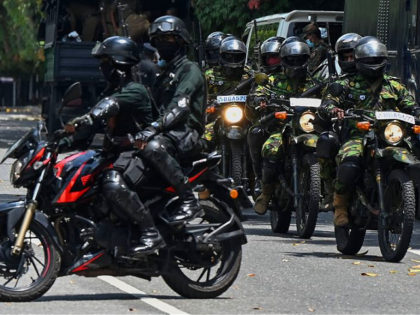 Army prepare to patrol the streets to contain protests over a worsening economic crisis in Colombo on April 5, 2022. - Sri Lanka's parliament will convene April 5 in its first session since a state of emergency was imposed as the country grapples with protests and mounting demands for the …
