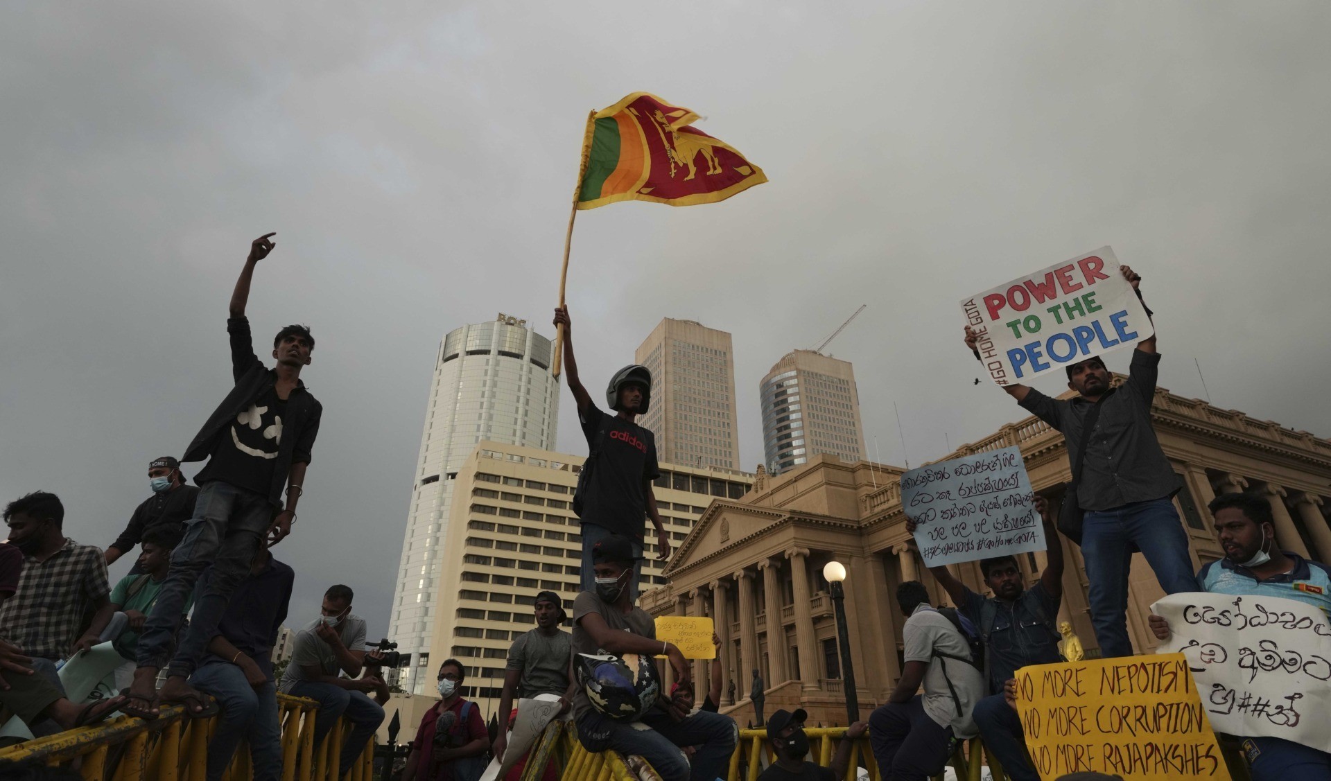Шри 2022. Протест. Страна Ньюс. Crisis and Disintegration of India. Sri Lanka's Independence PNG.