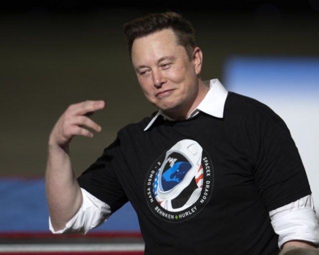 Reaction divided over Elon Musk's plan to purchase Twitter