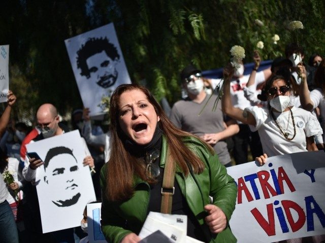 A group of Cubans living in Mexico demonstrate in support of the Cuban opposition, in front of Cuba's embassy in Mexico City, on November 15, 2021. - The Cuban opposition has said it will take to the streets as planned on Monday to demand the release of political prisoners, despite …