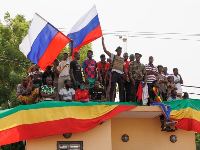 PICS: Bizarre Scenes as Malian Demonstrators Protest Against France, for Russia