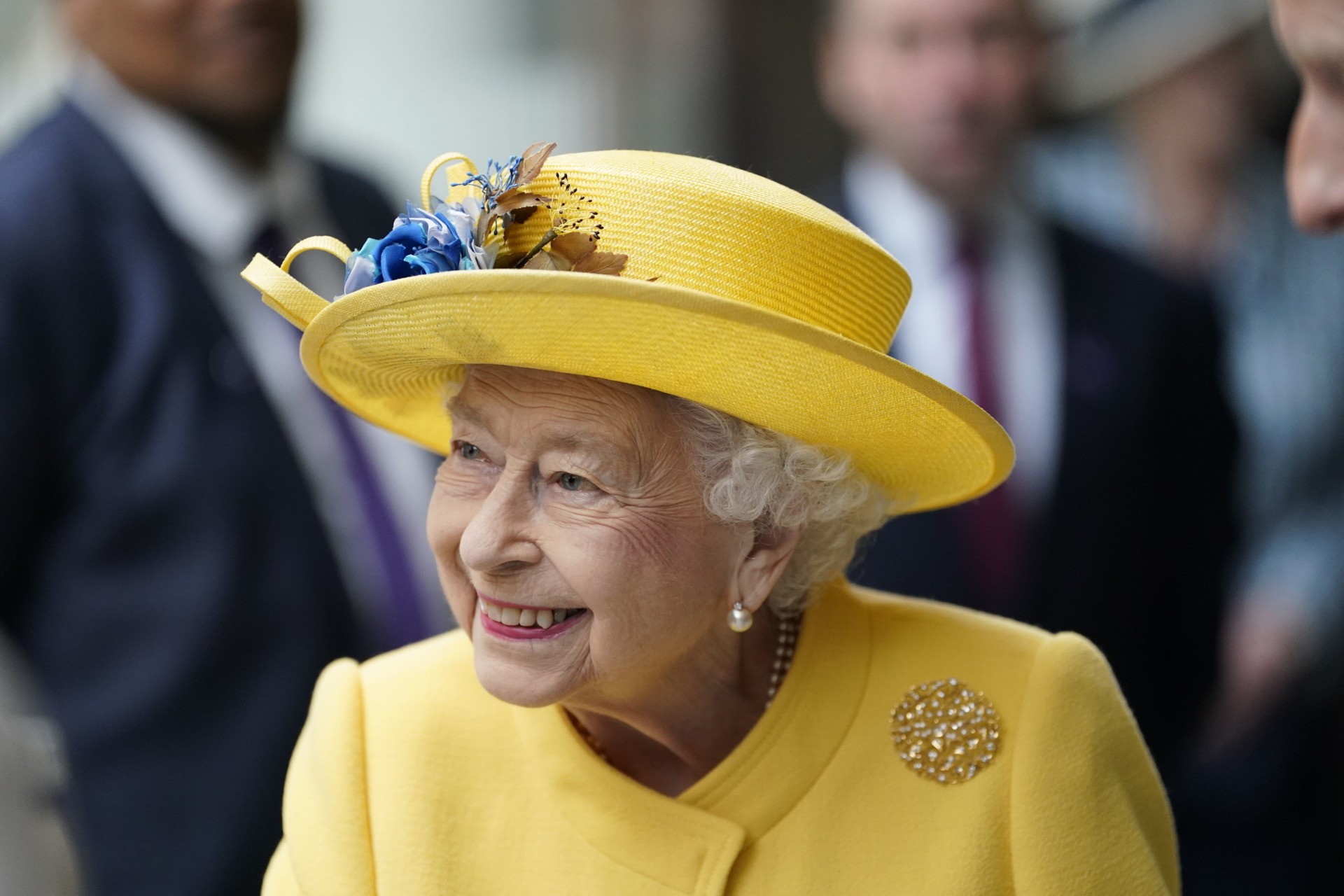 LONDON, ENGLAND - MAY 17: Queen Elizabeth II arrives to mark the completion of London's Crossrail project at Paddington Station on May 17, 2022 in London, England. (Photo by Andrew Matthews - WPA Pool/Getty Images)