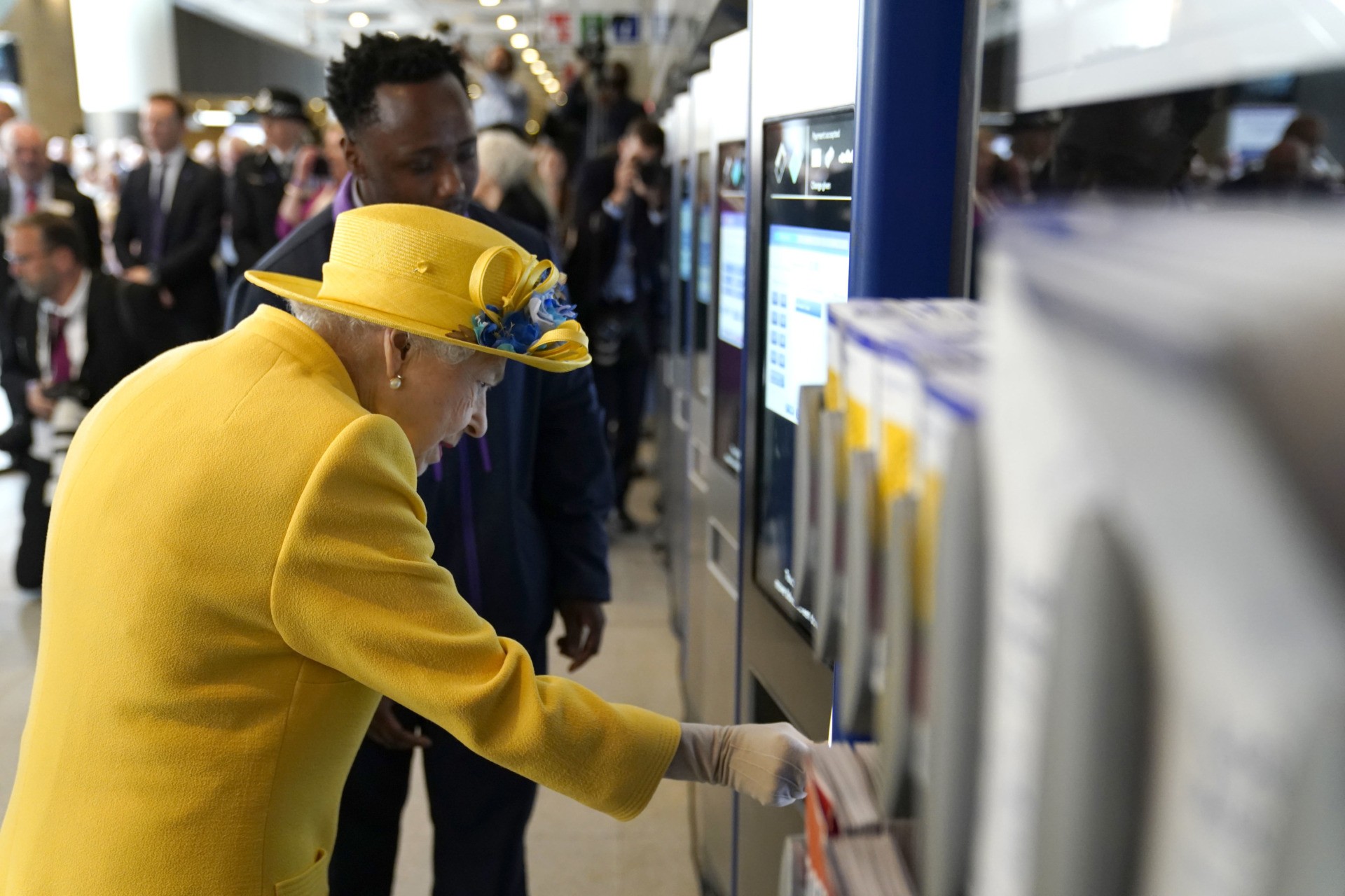 LONDON, ENGLAND - MAY 17: Queen Elizabeth II using a oyster card machine as she attends the Elizabeth line's official opening at Paddington Station on May 17, 2022 in London, England. (Photo by Andrew Matthews - WPA Pool/Getty Images)