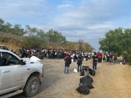 Eagle Pass Station agents apprehend a group of 100 migrants just north of town. (Randy Clark/Breitbart Texas)