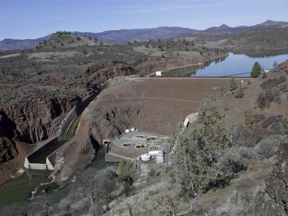 Klamath River dam (Gillian Flaccus / Associated Press)