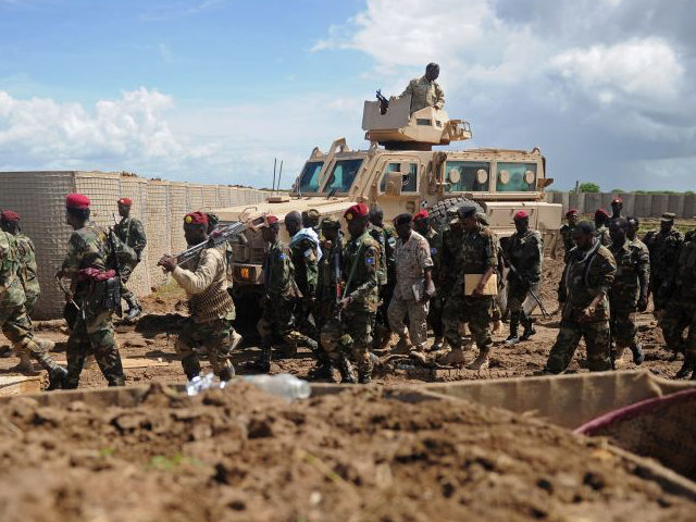 Somali soldiers enter Sanguuni military base, where an American special operations soldier was killed by a mortar attack on June 8, about 450 km south of Mogadishu, Somalia, on June 13, 2018. - More than 500 American forces are partnering with African Union Mission to Somalia (AMISOM) and Somali national …