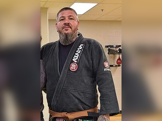 Police: MMA Fighter Takes Down Suspect Attacking Officer on Roadway - Vimarsana News