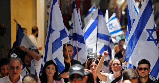 Jerusalem Day: Palestinian Rioters Hurl Fireworks as Jewish Israelis Hoist Flags on Temple Mount