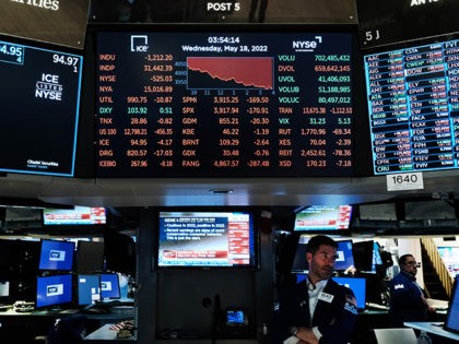 Traders work on the floor of the New York Stock Exchange (NYSE) on May 18, 2022, as the Dow Jones Industrial Average continues its volatile plunge. (Spencer Platt/Getty Images)