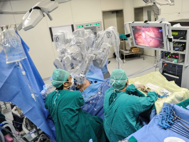 GUANGZHOU, CHINA - APRIL 15: (CHINA OUT) Surgeons operate a da Vinci Surgical robot to remove the tumor at the First Affiliated Hospital of Sun Yat-sen University on April 15, 2015 in Guangzhou, Guangdong province of China. Intuitive Surgical Inc. is an American corporation that manufactures robotic surgical systems, most …