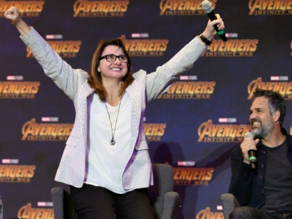 Argentine producer Victoria Alonso (L) and US actor Mark Ruffalo joke during a press conference to promote the film "Avengers: Infinity War", at the Four Seasons Hotel in Mexico City on April 5, 2018. / AFP PHOTO / Alfredo ESTRELLA (Photo credit should read ALFREDO ESTRELLA/AFP via Getty Images)