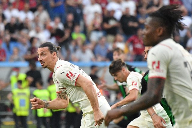 AC Milan's Swedish star Zlatan Ibrahimovic (L) and teammates celebrate winning the Serie A