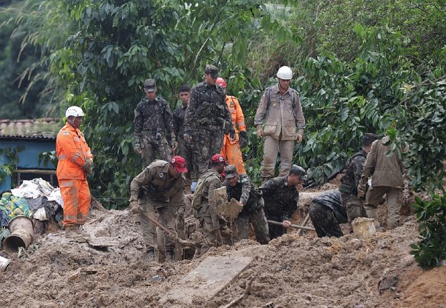 Emergency workers are still digging through the ocean of muck in the Jardim Monteverde nei