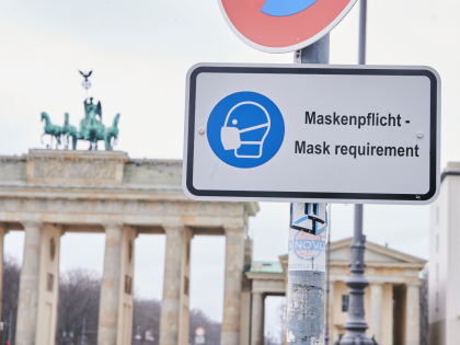 17 March 2021, Berlin: "Maskenpflicht - Mask requirement" is written on a sign in front of the Brandenburg Gate at Pariser Platz. Photo: Annette Riedl/dpa (Photo by Annette Riedl/picture alliance via Getty Images)