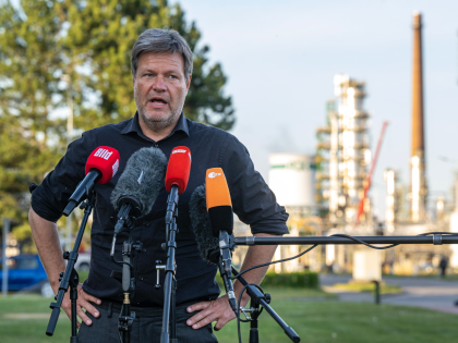 09 May 2022, Brandenburg, Schwedt/Oder: Federal Economics Minister Robert Habeck (Bündnis 90/Die Grünen) speaks to media representatives after meeting with the workforce of the PCK refinery. The refinery, which according to the state government has around 1,200 employees, processes Russian oil from the Druzhba pipeline, which ends in Schwedt/Oder. Photo: …