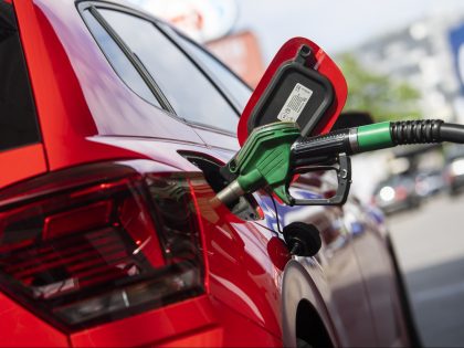 01 June 2022, Berlin: A car is being refueled at a gas station. Photo: Christophe Gateau/d