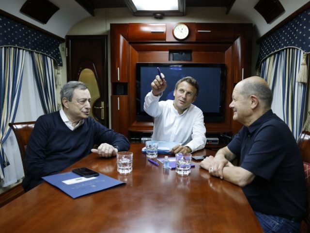 French President Emmanuel Macron (C), German Chancellor Olaf Scholz (R) and Italian Prime