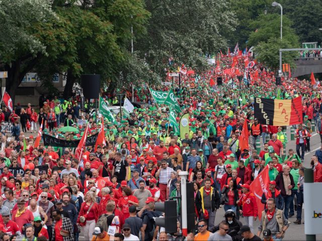 Illustration picture shows a national demonstration of socialist (ABVV-FGTB), christian (ACV-CSC) and liberal (ACLVB-CGSLB) unions, defending purchasing power and demanding an amendment to the 1996 wage standards law that regulates wage developments in Belgium, Monday 20 June 2022, in Brussels. BELGA PHOTO NOE ZIMMER (Photo by NOE ZIMMER / BELGA …