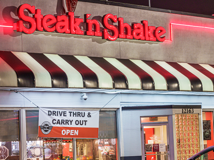 Florida, Orlando, Steak'n Shake, fast food restaurant with drive thru and carry out sign. (Photo by: Jeffrey Greenberg/Education Images/Universal Images Group via Getty Images)