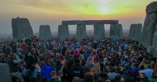crowds-mark-summer-solstice-at-britain-s-ancient-stonehenge