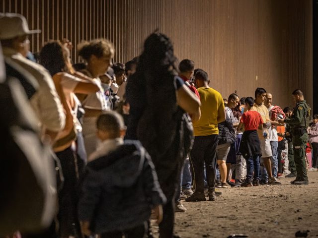 Poll: Most Say lllegal Immigration Getting ‘Worse,’ Will Be ‘Important’ Issue in Midterms