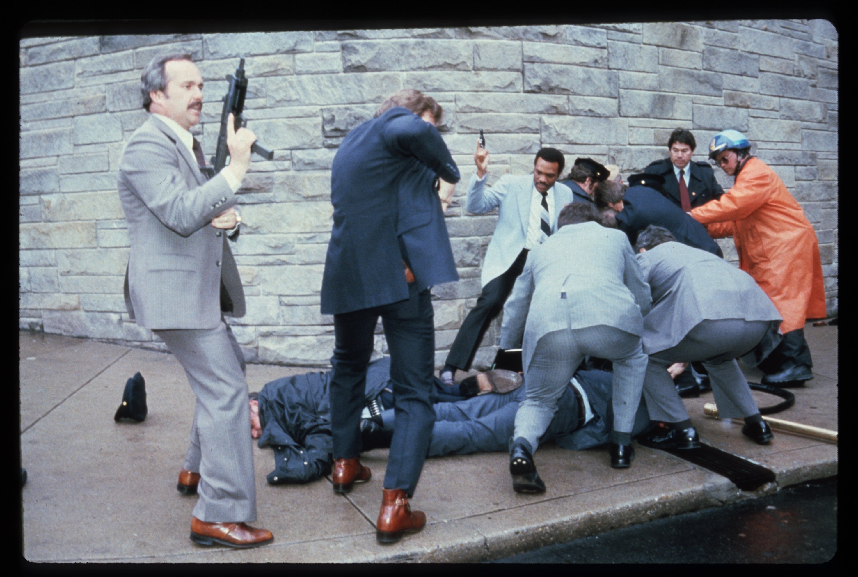 Нападение на политика. Рональд Рейган покушение. Покушение на Рональда Рейгана 1981. Джон Хинкли покушение на Рейгана.
