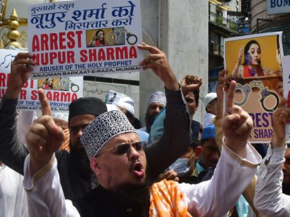 MUMBAI, INDIA JUNE 6: Muslim activists shout slogans in reaction to the remarks of suspended BJP leader and spokesperson Nupur Sharma on Prophet Muhammad during a protest at Bhendi Bazar, on June 6, 2022 in Mumbai, India. (Photo by Bhushan Koyande/Hindustan Times via Getty Images)