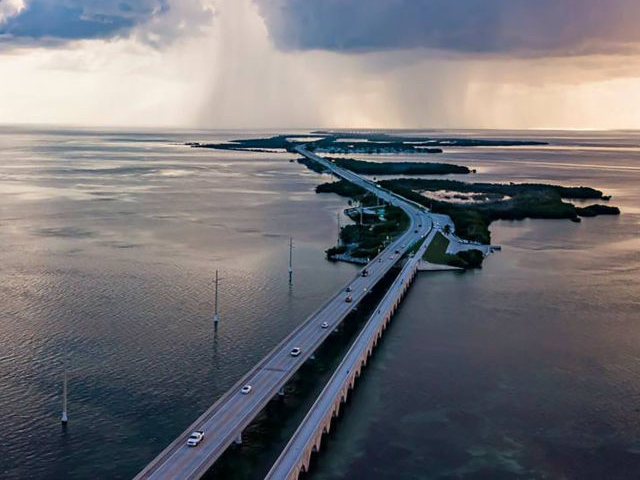 Mother Killed in Parasailing Accident After Colliding with Bridge in FL Keys - Vimarsana News