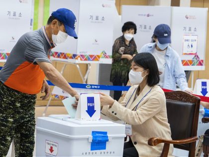 SEOUL, SOUTH KOREA - JUNE 01: South Korean people cast ballots for local elections to elect mayors, governors, council members and education superintendents nationwide at a polling station in Seoul, South Korea on June 01, 2022. (Photo by Young-Ho Lee / Sipapress / Pool/Anadolu Agency via Getty Images)
