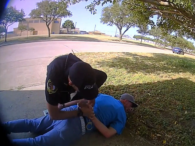 WATCH: Citizen Helps One-Armed Officer and Partner Catch Suspect - Vimarsana News