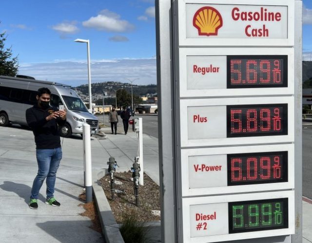Average price for gas in U.S. reaches $5 per gallon, GasBuddy says