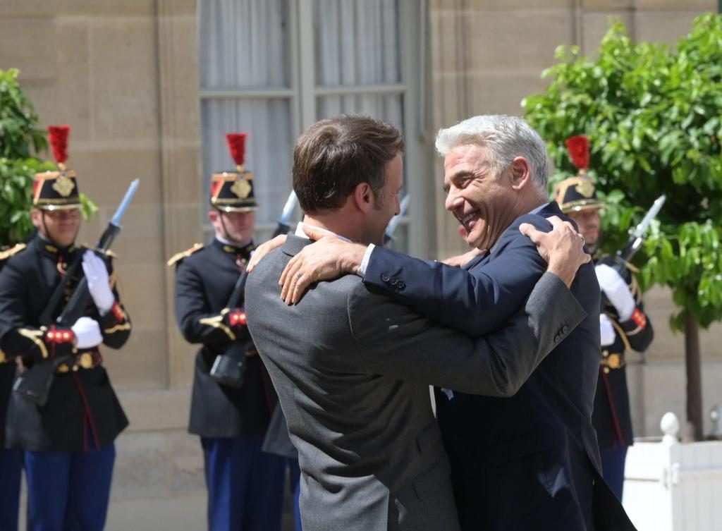 France's President Emmanuel Macron (L) welcomes Israel's Prime minister Yaïr Lapid ahead of their meeting at the Elysee palace in Paris, on July 5, 2022. (Photo by Ludovic MARIN / AFP) (Photo by LUDOVIC MARIN/AFP via Getty Images)