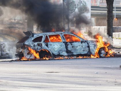 Two cars are burning in a parking lot during rioting in Norrkoping, Sweden on April 17, 2022. - Plans by a far-right group to publicly burn copies of the Koran sparked violent clashes with counter-demonstrators for the third day running in Sweden, police said on April 17, 2022. - Sweden …