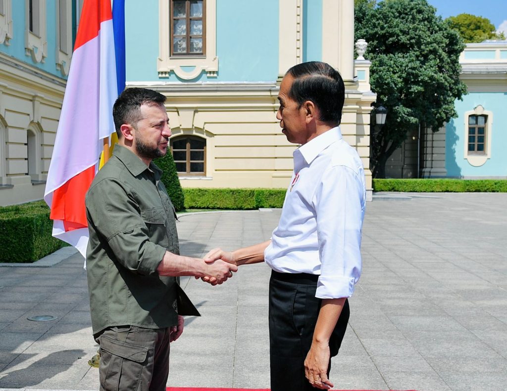 KYIV, UKRAINE - JUNE 29: (----EDITORIAL USE ONLY - MANDATORY CREDIT - "INDONESIAN PRESIDENTIAL SECRETARIAT / HANDOUT" - NO MARKETING NO ADVERTISING CAMPAIGNS - DISTRIBUTED AS A SERVICE TO CLIENTS----) Indonesian President Joko Widodo (L) meets Ukraine President Volodymyr Zelenskyy (R) at Maryinsky Palace in Kyiv, Ukraine June 29, 2022. Indonesian President Joko Widodo conduct a special mission during his visit to Ukraine and Russia to mediate the two countries in reaching peace. (Photo by Indonesia Presidential Secretariat/Anadolu Agency via Getty Images)