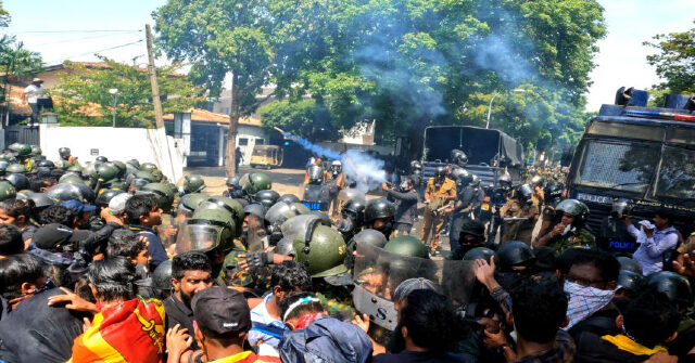 Sri Lanka: Protesters Steal Excavator, Military Weapons from Soldiers