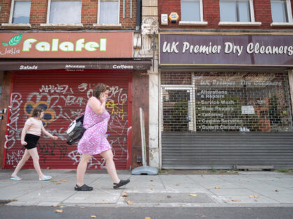 19 July 2022, Great Britain, London: Passers-by walk past two stores that will remain closed due to extreme temperatures on July 19. In the London region, the temperature could rise up to 40 degrees. Photo: Sebastian Gollnow/dpa (Photo by Sebastian Gollnow/picture alliance via Getty Images)