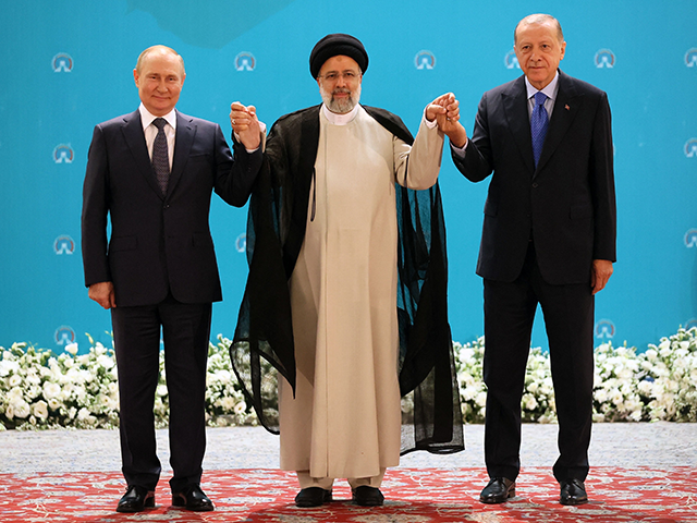 (L-R) Russian President Vladimir Putin, Iranian President Ebrahim Raisi and Turkish Presid
