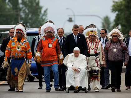 Pope Francis (C) arrives with leaders of the indigenous community for a meeting at Muskwa Park in Maskwacis, south of Edmonton, western Canada, on July 25, 2022. - Pope Francis visits Canada for a chance to personally apologize to Indigenous survivors of abuse committed over a span of decades at …